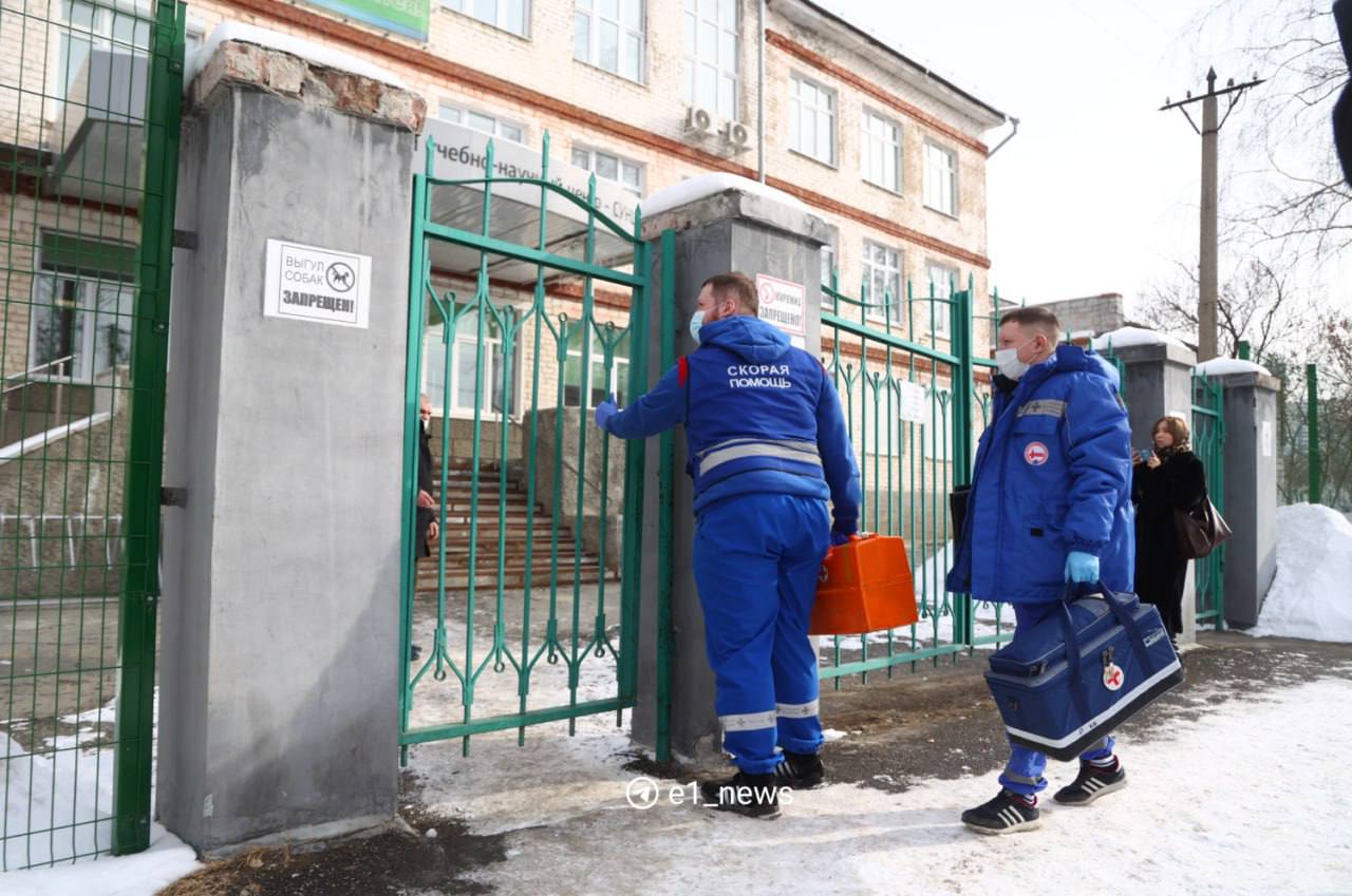 30 учеников и один взрослый заболели острым гастроэнтеритом в СУНЦ УрФУ  Большинство сейчас в больнице с болями в животе. Подростки питались в столовой общежития. Недавно там сменился поставщик питания.  Детей до каникул перевели на дистант. Школьники уже разъезжаются по домам. На месте сейчас работают полиция, СК, прокуратура и Роспотребнадзор. Причины вспышки инфекции пока неизвестны. Также у общежития дежурят врачи.    Подписаться   прислать новость