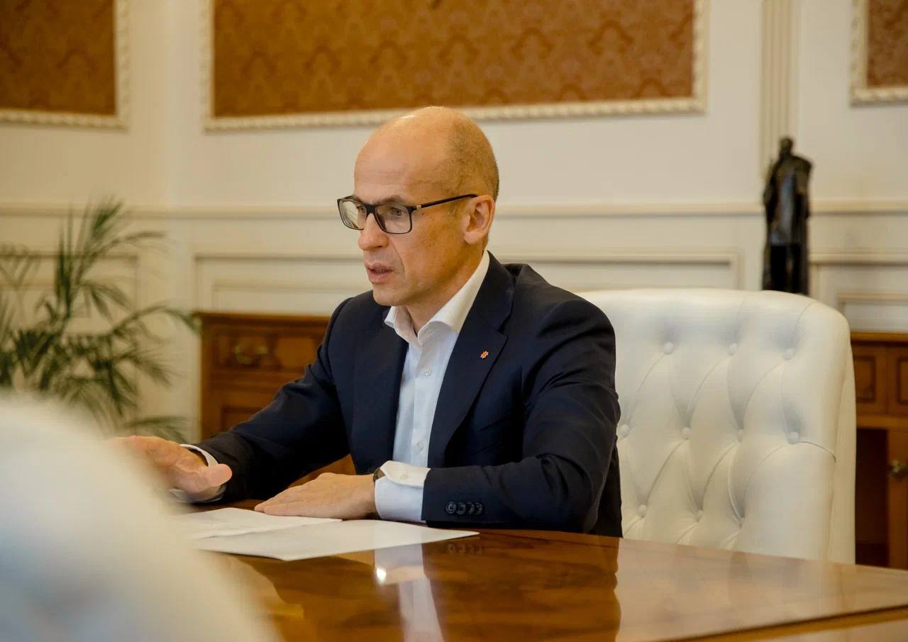 Министр транспорта Андрей Никитин встретился с главой Удмуртии Александром Бречаловым   Поговорили об инфраструктурном развитии региона.  В этом году в Удмуртии ремонтируются три участка федеральной трассы Р-243. Один из них  8 км около села Можга  почти готов. Второй участок около города Можги той же длины готов на 62%. Третий участок  12 км от Пугачёво до Ижевска  планируют сдать к концу 2026 года, но рассматривается возможность опережающего завершения уже в 2025 году.  На четырёх участках трассы в Якшур-Бодьинском и Игринском районах  60 км  обновляют слои износа. Работы возле Пугачёво  44 км  почти закончены.  Обсудили реконструкцию дороги Ижевск — Аэропорт с постройкой путепровода, моста через реку Позимь и развязки в Завьялово.  В рамках нацпроекта «Инфраструктура для жизни» в этом году планируется отремонтировать 63 объекта общей протяжённостью более 105 км. 22 участка уже готовы, 33 — в работе.  Также планируется реконструкция трассы Ижевск — Воткинск с расширением до четырёх полос на участке 14,6 км. Эти проекты улучшат транспортную доступность и стимулируют экономический рост региона.  #регионы      Написать нам