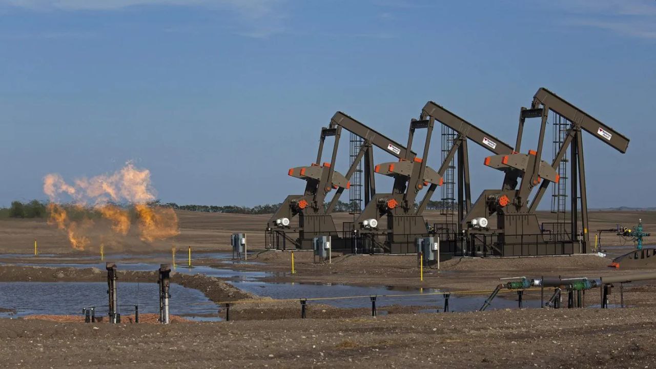 Минэнерго США: запасы нефти в стране за неделю снизились на 2 млн баррелей. Коммерческие запасы нефти в США за неделю снизились на 2 млн баррелей и на 2 мая 2025 года составили 438,4 млн баррелей, сообщило Минэнерго США. В министерстве уточнили, что нынешний объем запасов на 7% ниже среднего показателя за пять лет для этого времени года. По вчерашним данным на 17:35 мск, цена июльского фьючерса на нефть Brent на лондонской бирже ICE снижалась на 0,42%, до $61,78 за баррель, а стоимость фьючерса нефти WTI с поставкой в июне - на 1,46%, до $58,73 за баррель. Б—Ж