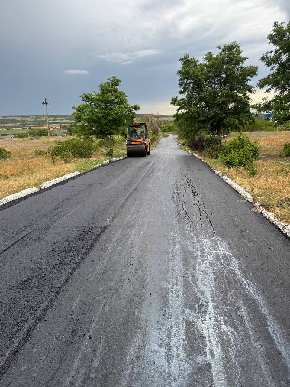 В поселке Новосветловка специалистами МУП «Дорожно-эксплуатационное управление» продолжаются ремонтные работы и обновление дорожного покрытия. Мероприятия осуществляются в рамках плана дорожных работ для обеспечения безопасности и комфорта жителей населенных пунктов округа. В первую очередь текущий ремонт охватывает наиболее проблемные участки, где наблюдались выбоины, трещины и просадки. Ведется фрезеровка старого слоя асфальта, засыпка и выравнивание основания, а затем – укладка нового полотна. Работы продолжаются! Следите за обновлениями! Сергей Козенко