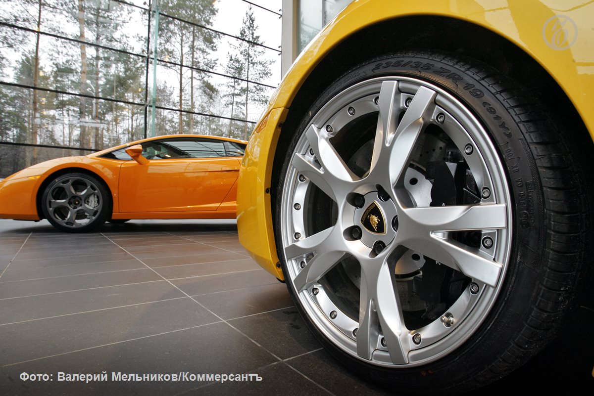 Автодилеры сокращают число точек продаж и меняют подход к бизнесу в условиях торможения экономики и слабого спроса, рассказали «Ъ» участники отрасли. Количество шоурумов за второй квартал снизилось на 137, до 2,95 тыс. точек, число дилерских контрактов — на 183, до 4,33 тыс. контрактов. «КлючАвто» сократил контракты с 90 до 36, в «Москва-Сити» закрылся салон Lamborghini, а «Борисхоф» ушел с рынка подержанных авто. По итогам года дилеры прогнозируют закрытие 10–20% автосалонов. Подробнее — в материале «Ъ». #Ъузнал