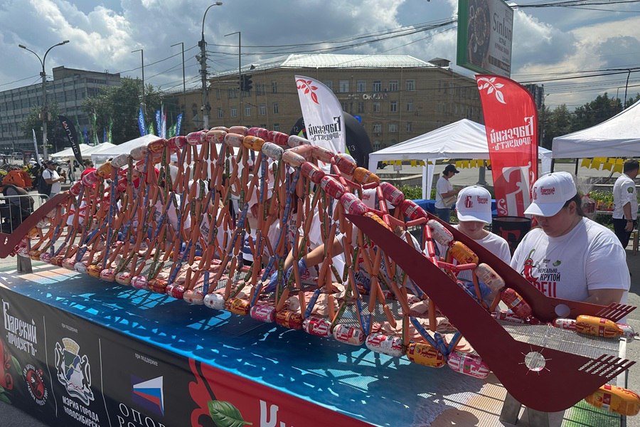 В Новосибирске создали макет Бугринского моста через Обь из колбасы   Гастрономический рекорд в виде арт-объекта из колбасных изделий представил новосибирский производитель на выставке местных товаропроизводителей, которая проходит в День города на площади Пименова. Как рассказали Infopro54 представители департамента мэрии Новосибирска, инсталляция является макетом Бугринского моста. Ее высота составляет 3,5 метра, а вес всей конструкции — 500 кг. Подробнее читайте по ссылке   INFOPRO54    Фото предоставлено пресс-службой ДИПРИП мэрии Новосибирска.