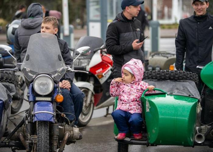 Свыше 430 детей пострадали в ДТП в Челябинской области с начала года  В Челябинске для борьбы с детским травматизмом в результате дорожно-транспортных происшествий с 21 октября запустили профилактическую акцию «Осенние каникулы». До 5 ноября сотрудники регионального управления Госавтоинспекции совместно с министерством образования и науки напомнят ученикам и их родителям основные правила безопасности. Особое внимание уделят перевозке детей в автомобиле и использованию светоотражающих элементов по вечерам.   — За 9 месяцев 2024 года на территории Челябинской области зарегистрировано 399 ДТП с участием несовершеннолетних до 16 лет. В результате них 11 детей погибли и 420 получили травмы, — отмечают в Госавтоинспекции. — В 102 происшествиях несовершеннолетние пострадали по собственной неосторожности.  Уже 23 октября в городе проведут масштабные проверки водителей. Сотрудники ГАИ будут патрулировать места массового пребывания детей. Также внимание уделят организованным колоннам автобусов.          Поддержать канал