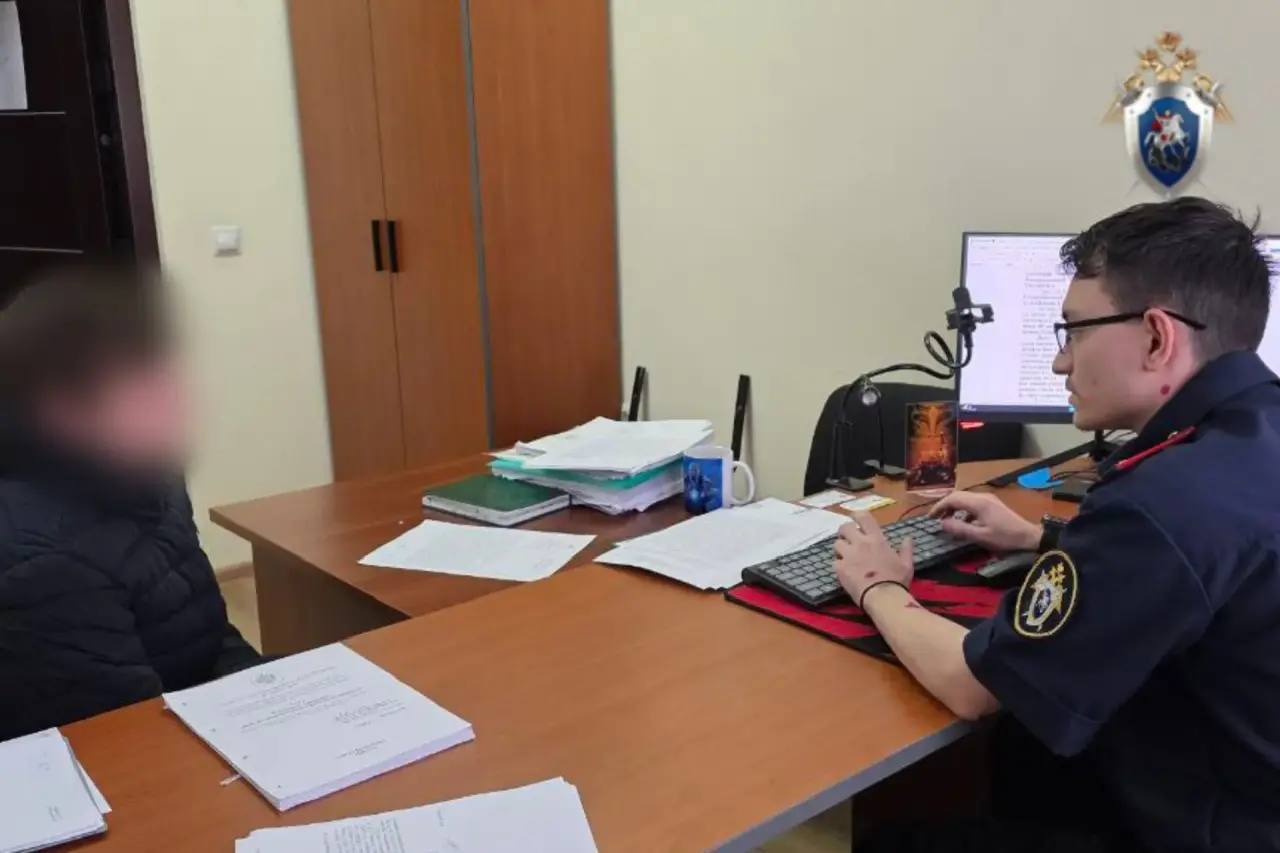 В Михайловске нашли 13 летнего мальчика который пропал 24 января Он ушёл из дома и не вернулся Следователи СКР и полиция быстро установили где он находится Оказалось что всё это время он был у друга в Ставрополе Никто ему не угрожал с ним всё в порядке Следователь поговорил с подростком об опасности уходов из дома без предупреждения и вернул его родителям