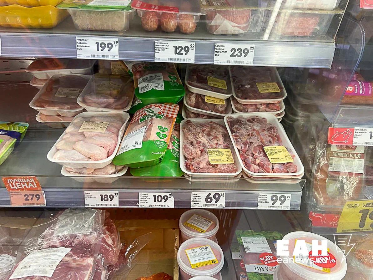 УФАС нашло в Челябинской области три подешевевших продукта Это яйца, яблоки и тушки цыпленка-бройлера. К такому выводу антимонопольная служба пришла в результате мониторинга стоимости продуктов. «Торговые сети, магазины розничной торговли и производители товаров соблюдают все договорённости; ведомство не выявило нарушений обязательств по сдерживанию цен», - отчитались в антимонопольной службе. Между тем Центробанк в июле рассказал, как изменились цены за год. В целом группе продовольственных товаров в Челябинской области общее удорожание превысило 12%.