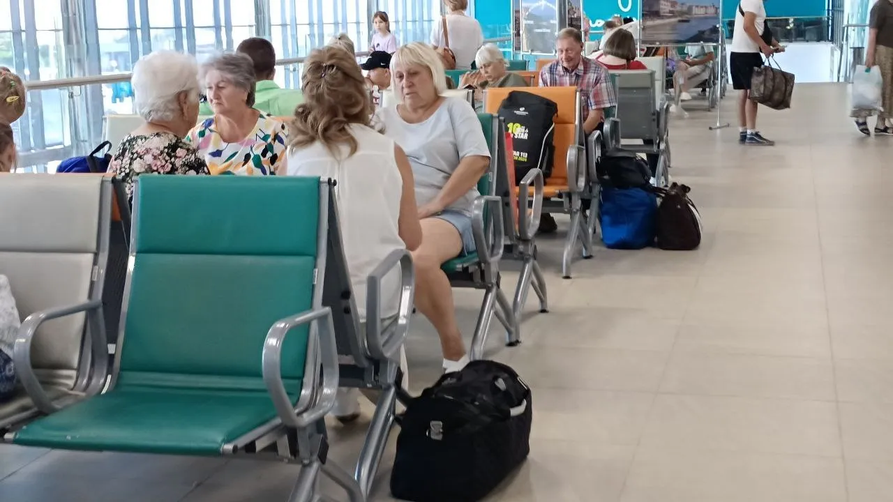 Самолеты массово задерживаются в волгоградском аэропорту Этой ночью в России сбили 347 украинских беспилотников в том числе и Волгоградской области Накануне вечером в регионе объявили беспилотную опасность и ограничили полеты гражданских самолетов Сейчас задерживается 21 рейс Десять вылетов в такие города как Калининград Санкт Петербург Казань Москва и Новосибирск Еще 11 задержанных рейсов посадки из тех же городов и Саратова Задержки на ряд их них превышают 10 часов Мы в Макс