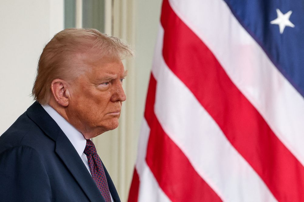 Президент США Дональд Трамп заявил, что не исключает ужесточения санкций против России. В ответ на вопрос репортеров, рассматривает ли он возможность введения дополнительных рестрикций против Москвы, Трамп произнес: "Абсолютно точно". Стоит напомнить, что еще 20 мая хозяин Белого дома заявлял, что не намерен сейчас вводить против РФ санкции, так как Москва, по его мнению, настроена серьезно на украинское урегулирование. Фото: REUTERS