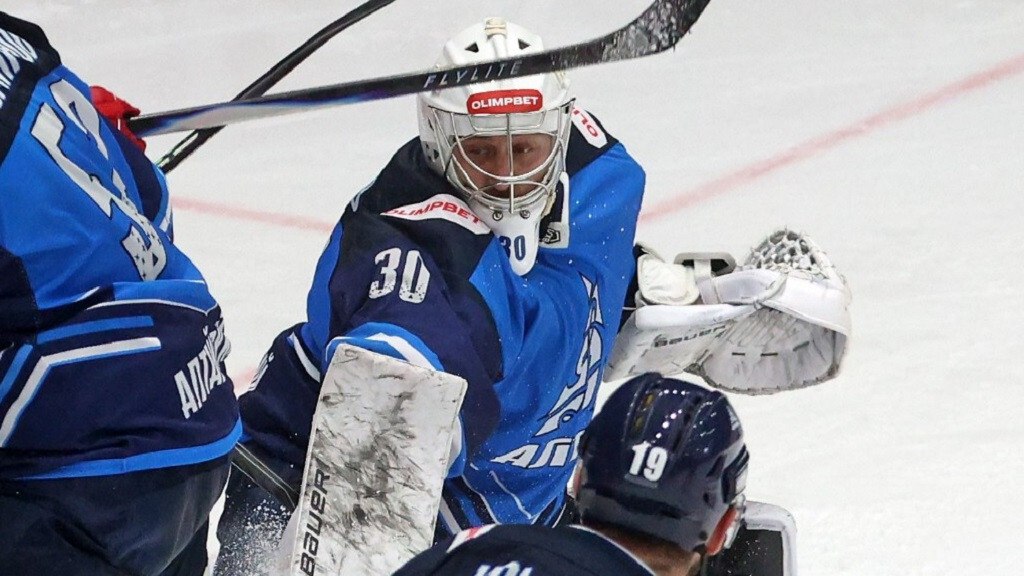 Голкипер ХК Динамо Алтай забросил первую вратарскую шайбу в истории ВХЛ   clck ru 3Rp28B