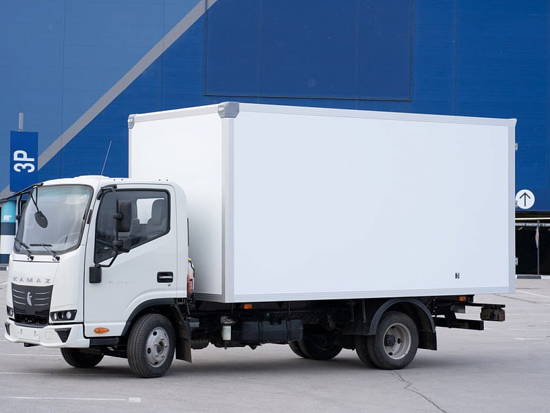 Озон усиливает собственный автопарк Маркетплейс закупает у Камаза около 500 новых грузовиков Компас 5 Зачем Чтобы быстрее и качественнее доставлять ваши заказы особенно в малые города куда уходит 4 из 10 посылок Масштаб Сделка оценивается в 1 5 1 75 млрд рублей Это между прочим до 2 5 от годового объема рынка среднетоннажных грузовиков