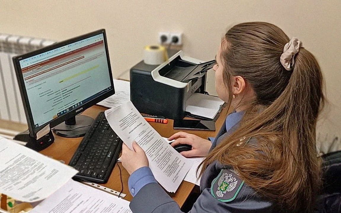 Россельхознадзор прикрыл мошенническую схему продажи мяса и рыбы С помощью системы Меркурий сотрудники Россельхознадзора выявили в Калужской области схему с помощью которой легализовывалась продукция неизвестного происхождения Автор схемы получив от имени ООО Экария по подложным документам право уполномоченного лица самостоятельно прикрепила к этой компании дополнительного пользователя и оформила производственные сертификаты на говяжью замороженную печень и бескостную блочную замороженную говядину На эту продукцию были оформлены электронные ветеринарные сопроводительные документы после чего она была отправлена покупателям Аналогичная схема была использована мошенниками на другой площадке Там в оборот вводилась рыбная продукция неизвестного происхождения Сейчас учетные записи пользователей нелегально оформлявших электронные ветеринарные документы и оформленные ими производственные сертификаты аннулированы Площадка ООО Экария исключена из компонента Цербер ФГИС ВетИС