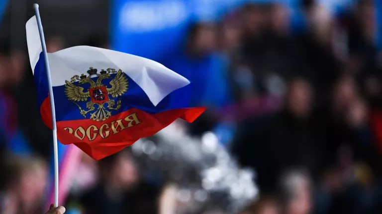 В Госдуму внесён проект о постоянном размещении флага России на спортивных объектах Об этом сообщила вице спикер Анна Кузнецова Она уточнила что в марте 2024 года на законодательном уровне была закреплена обязанность по размещению государственного флага на зданиях всех организаций допобразования В июле этого года аналогичные меры предусмотрены в отношении учреждений молодёжной политики При этом спортивные объекты остались без внимания что по мнению Кузнецовой несправедливо Подписаться на Говорит Москва Telegram VK MAX