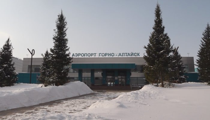 За взятку Задержан начальник «Горно-Алтайавтодора» Сергей Труфанов, сообщили источники в правоохранительных органах. По версии следствия, фигурант дела получил взятку в 1 млн руб. от представителя дорожной организации, которая была подрядчиком «Горно-Алтайавтодора». Вознаграждение предназначалось за подписание документов о якобы выполненных работах, а также покровительство интересам фирмы. В ходе обысков по месту жительства чиновника у него обнаружили 2 млн руб. Труфанов родился в 1988 году во Владивостоке, и до переезда на Алтай он работал инженером Дирекции по строительству и реконструкции автомобильных дорог Черноморского побережья Федерального дорожного агентства. На должность начальника «Горно-Алтайавтодора» Труфанов был назначен в 2024 году. Версия