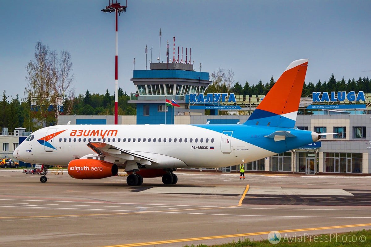 Авиакомпания Азимут отменила два калужских рейса Ограничения на прием и выпуск самолетов введенные в калужском аэропорту минувшей ночью продолжают действовать В связи с этим авиакомпания Азимут 16 декабря приняла решение отменить цепочку рейсов Минеральные Воды Калуга Пулково и Пулково Калуга Минеральные Воды