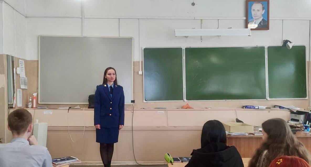 В преддверии празднования Дня Победы работниками прокуратуры организовано мероприятие по патриотическому воспитанию подрастающего поколения Нижнетагильской транспортной прокуратурой проведена беседа с учащимися 8 и 9 классов МАОУ СОШ №138 г. Нижнего Тагила. В рамках мероприятия с детьми проведена беседа о сути, значении, истории и традиции праздника – Дня Победы, рассказано о причинах и следствиях Великой отечественной войны. Кроме того, ученики поделились историями своей семьи в военные годы, рассказали о своих предках. Также дети поучаствовали в тематической викторине на знание истории и имели возможность получить ответы на волнующие их вопросы.