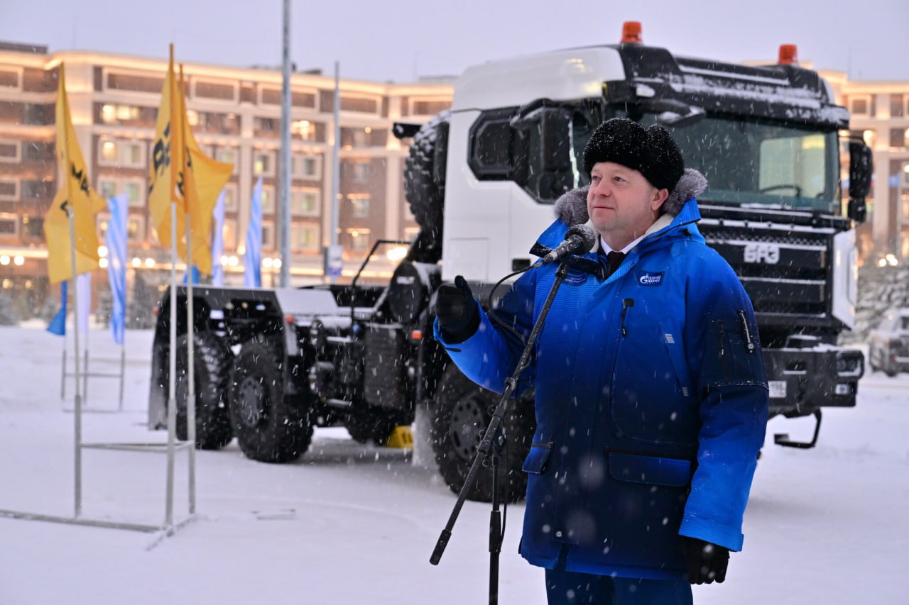 Компания Газпром добыча Ямбург получила в опытную эксплуатацию новый отечественный седельный тягач   Торжественная передача в опытно промышленную эксплуатацию седельного тягача БАЗ состоялась в Новом Уренгое как сообщает пресс служба ООО Газпром добыча Ямбург новая машина отправится на Ямбургское нефтегазоконденсатное месторождение По итогам испытаний будет принято решение об использовании автомобиля в дочерних обществах Группы Газпром Предстоит проверка пределов возможностей этого автомобиля в условиях Арктики и удаленности от крупных населенных пунктов Первые впечатления вселяют оптимизм Машина создана с пониманием северных реалий сообщил генеральный директор компании Сергей Шалимов Ранее седельный тягач БАЗ был представлен на ПМГФ он оборудован габаритными шасси повышенной проходимости с использованием транспортных осей специальной конструкции и независимой подвеской это оригинальные разработки российских инженеров Газпром добыча Ямбург Neftegaz Territory в MAX
