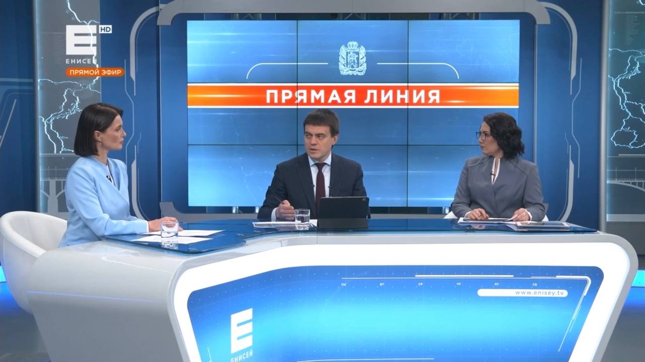 Губернатор Красноярского края Михаил Котюков провёл прямой эфир в котором ответил на вопросы жителей региона В адрес отрасли культура обращений поступило немного На часть из них мы ответили сразу остальные взяли в работу и обязательно направим ответы в ближайшее время Наверное самые частые вопросы сегодня это тема капитальных ремонтов сельских клубов Хочу пояснить подробно создание условий для обеспечения поселений входящих в состав муниципального образования услугами организаций культуры отнесено к вопросам местного значения муниципального образования При этом в нашем регионе действует краевая мера поддержки в виде субсидий муниципалитетам на капитальный ремонт сельских клубов С 2018 года в Красноярском крае размер этой субсидии увеличен в 5 5 раз с 50 до 275 млн рублей в год За это время при поддержке краевого бюджета капитально отремонтирован 61 дом культуры В этом году начались ремонтные работы ещё в 14 клубах а всего заявок на выделение субсидии подано на 73 дома культуры Работа в этом направлении будет продолжена КрайВысокойКультуры яживувправильномместе