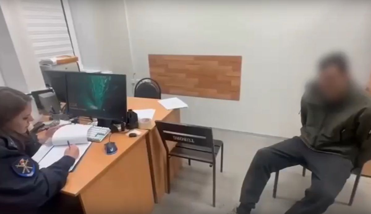 Уроженец Калужской области ограбил продуктовый магазин и напал на полицейского в Брянске   kaluganews ru fn 1747069 html В Брянске возбуждено уголовное дело в отношении 31 летнего уроженца Калужской области за нападение на сотрудника полиции   Прислать новость Подписаться