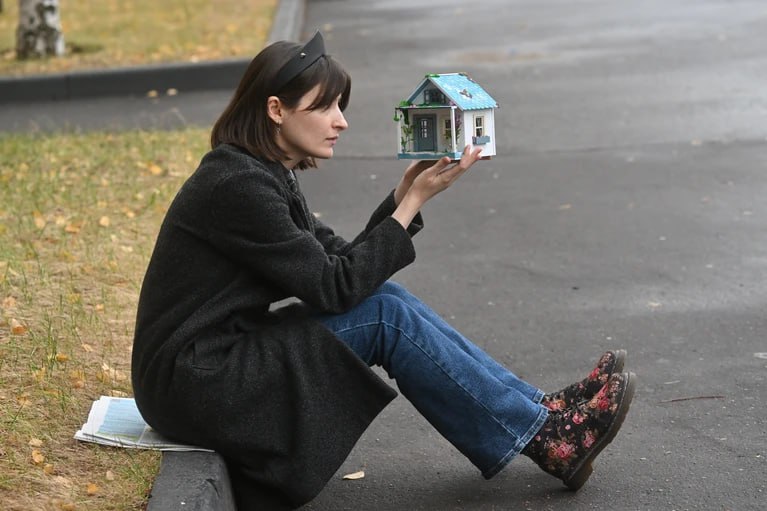 В России хотят компенсировать аренду жилья для студентов и пенсионеров Социально уязвимым категориям россиян могут помочь со съемом квартиры В Госдуме предложили внедрить компенсации аренды недвижимости для студентов и пенсионеров Такое обращение депутаты направили к министру строительства и ЖКХ Иреку Файзуллину Авторы инициативы считают что идею можно реализовать с помощью введения налогового вычета При этом его размер должен быть ограничен суммой в размере 50 от среднерыночной стоимости аренды в конкретном регионе По данным Росстата средняя зарплата в стране составляет около 73 тыс рублей в год а среднероссийская стоимость одного квадратного метра жилья в новостройке примерно 196 тыс рублей Как вам идея Подписаться на truekpru Читать нас в MAX