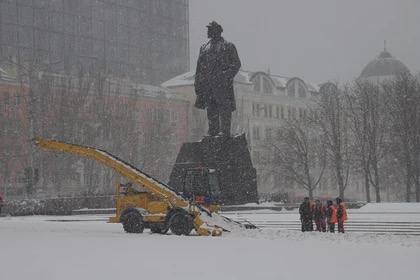 Пушилин заявил, что в ДНР проживают около трех миллионов человек  По его словам, это только примерные цифры. Люди активно возвращаются в регион в связи с налаживанием мирной жизни.   Последние данные, которые у меня были, - это два миллиона 936 тысяч человек, которые проживают на территории ДНР, в той части, которая находится под контролем у нас, - сказал Глава ДНР.