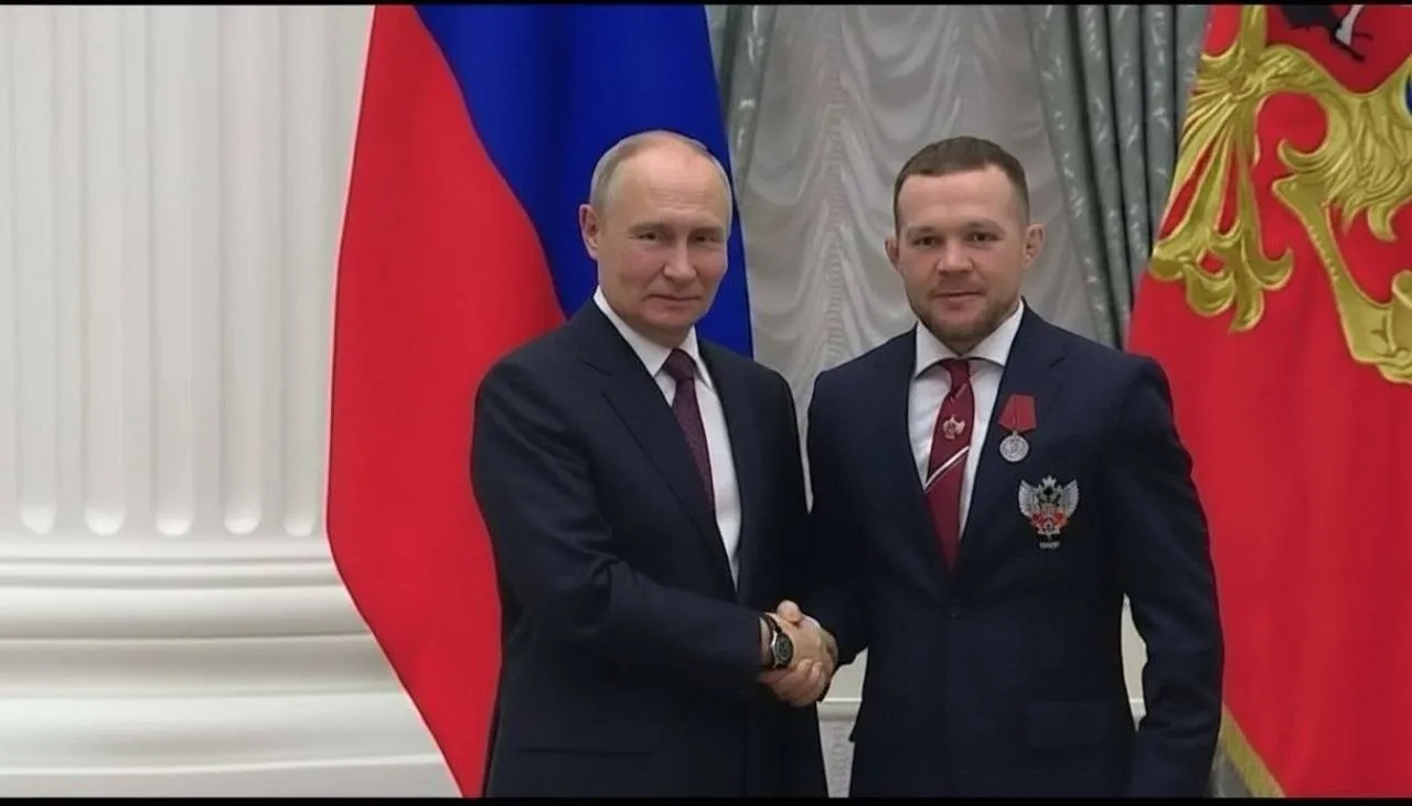 Путин наградил бойца ММА Петра Яна медалью ордена За заслуги перед Отечеством II степени Президент вручил награду мастеру единоборств в Кремле на встрече с сильнейшими спортсменами России Глава государства отметил вклад бойца клуба Архангел Михаил созданного Русской медной компанией в развитие физической культуры и спорта Подписывайтесь на наш MAX и VK