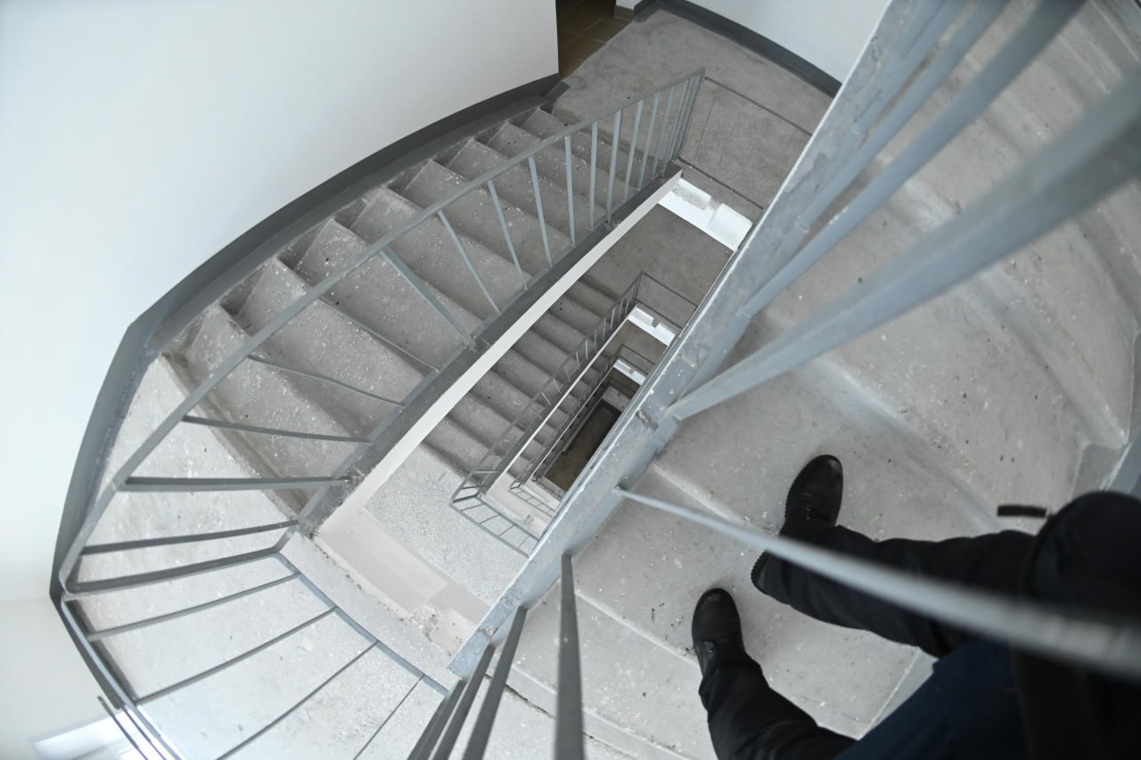 В Челябинске с 1 декабря увеличат плату за содержание жилья В Челябинске утвердили новую плату за содержание жилья Начисления сотавят от 24 66 рубля до 33 12 рубля за квадратный метр Прирост составил в среднем меньше трех рублей за квадрат Новые суммы утвердили на заседании гордумы Но платить по новым расценкам обязаны только три категории горожан Фиксированную плату за обслуживание установили для тех кто пользуется жильем по договору соцнайма Вторая категория для которой актуальны изменения дома без управляющих компаний Сейчас в Челябинске таких домов очень мало В основном все дома пристроены даже те от которых отказались в свое время управляющие компании подчеркнул вице мэр по городскому хозяйству Александр Астахов Соцнайм это тоже очень низкий процент до 5 от общего объема Третья категория жители домов где есть управляющая компания но стоимость обслуживания не утверждена Подписаться на vecherchel   Голосовать за канал