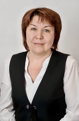 Директора Кодинской школы Юлию Шикину вынудили написать заявление на увольнение после нападения семиклассницы заявила педагог KrasMash По соглашению сторон вынудили Уже уволили Больше 20 учителей написали заявления Я им подписала с отработкой в две недели то есть за две недели ничего не решится они тоже уходят С одной стороны это солидарность ко мне У меня очень хорошие отношения с коллективом были А во вторых это еще и защита самого учителя Учителя совершенно беззащитные и если подобное повторится то следующего так же выкинут на улицу Как мне сказали Нужно было найти жертву Жертву нашли заявила Юлия Шикина Сейчас родители просят вернуть директора и остановить утечку кадров Это Борус Люди