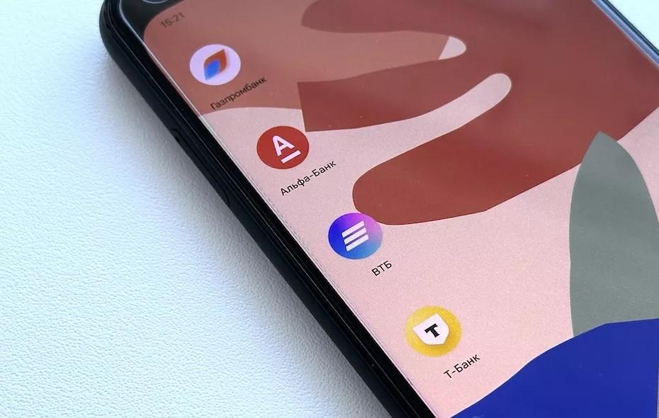 Сбер и Т банк запускают переводы по QR коду Как это работает Два крупных российских банка запускают новую функцию переводы людям по QR коду Они упростили процесс перевода средств от человека к человеку Теперь не нужно сообщать реквизиты счета номер карты или телефона Получатель средств может сгенерировать QR код в приложении своего банка а отправитель отсканировать его и перевести деньги Транзакция проходит через СБП с соответствующими комиссиями В коде уже будет зашита информация о сумме перевода и счете на который надо перевести деньги Помимо QR кода получатель может сгенерировать ссылку для перевода и переслать ее любым способом отправителю Сбер планирует запустить опцию на текущей неделе Т банк пока не обозначил сроков Технически система доступна любому банку но пока неясно подключатся ли другие и как скоро iguides