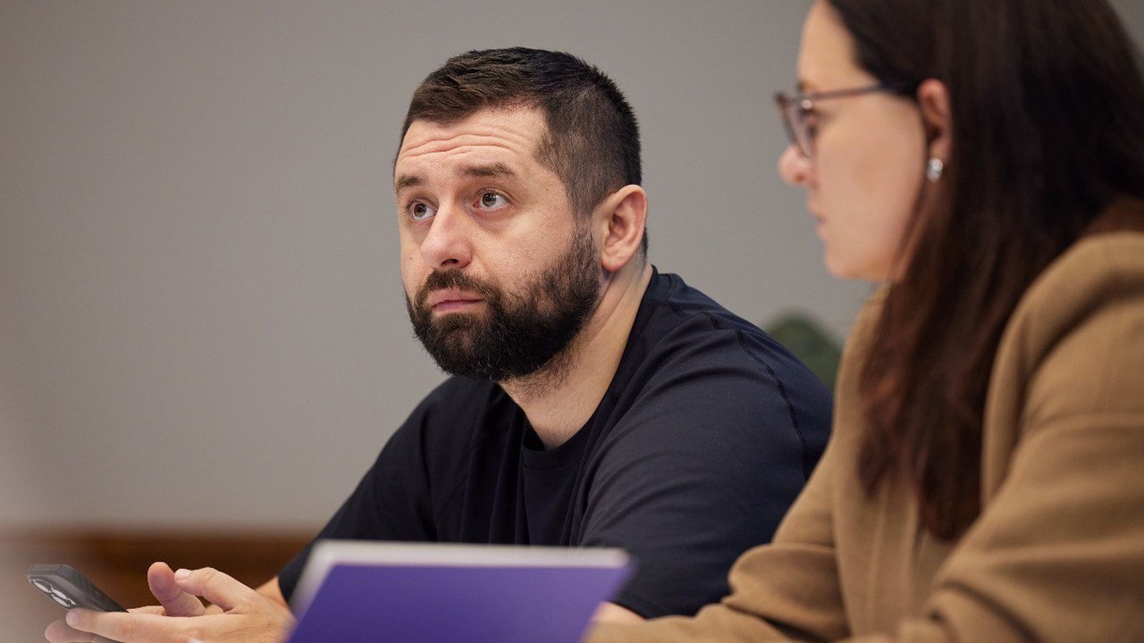 Выборы на Украине и возможный референдум по условиям завершения войны объединят Об этом заявил глава фракции Слуга народа Давид Арахамия По его словам оба мероприятия могут провести в 90 дневный срок после прекращения огня В ином же случае шаги придется пересматривать Арахамия отметил что финальный срок для подготовки законопроекта о послевоенных выборах конец февраля   Подпишитесь на Абзац TG VK Дзен MAX Rutube