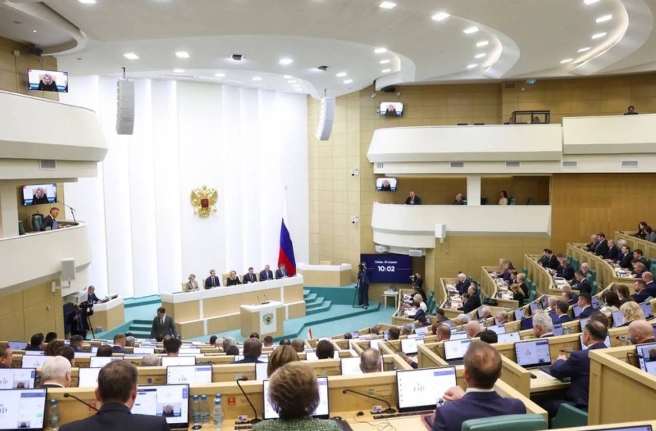 С 1 сентября 2026 года будет введен новый вид государственного контроля федеральный госнадзор за соблюдением обязательных требований к отдельным видам промышленной продукции  Правительство России определит уполномоченный на осуществление такого контроля федеральный орган исполнительной власти перечень подконтрольной продукции профилактические мероприятия и иные параметры надзора  Предметом надзора станет соблюдение изготовителями и продавцами требований технических регламентов принятых в соответствии с российским законодательством и актами Евразийского экономического союза Как справедливо отметила Председатель Совета Федерации Валентина Матвиенко данный закон завершает наш долгий путь законодательного урегулирования оборота метанола незаконное использование которого приводило к большому количеству смертей среди наших граждан от употребления поддельного алкоголя Помимо этого такая преступная деятельность наносила нашему государству существенный налоговый ущерб Подписывайтесь на мой канал МАХ