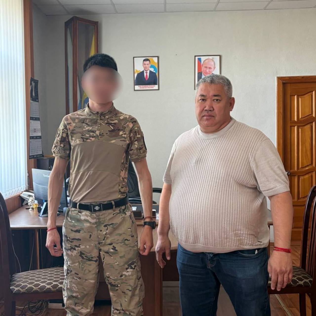 Интернет газета Степные вести Новости В Яшкульском районе продолжают поддерживать своих бойцов Глава района Бора Эдгеев встретился с яшкулянином участником СВО Боец с позывным Пантера рассказал о службе о быте боевых товарищах Парень служит по контракту с 2023 года Несмотря на молодость уже имеет опыт выполнения боевых задач участия в штурмовых группах и отражения атак противника Бора Борисович выразил земляку слова благодарности за выполнение воинского долга за мужество и стойкость духа От администрации Яшкульского РМО участнику спецоперации были переданы 10 комплектов цифровых радиостанций TYT 390 DMR В свою очередь боец поблагодарил руководство и жителей родного района за поддержку и помощь которые облегчают выполнение поставленных задач У вас есть новость которой вы хотите поделиться Расскажите нам Stepnyevesti bot Подписаться на stepnyevesti Калмыкия Калмыкия Элиста регион08 Степные вести c источник
