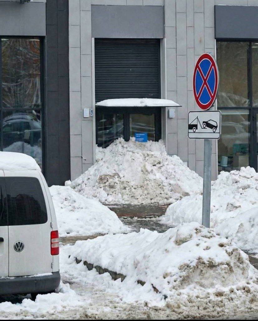 В ЖК Мытищи Парк жители тоже завалили снегом офис управляющей компании пишут коллеги