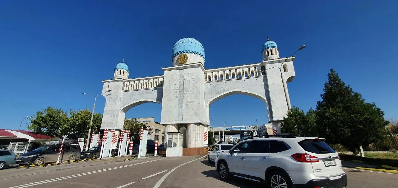 Пункт пропуска Гишткуприк на границе Узбекистана с Казахстаном откроют в сентябре Президенты Узбекистана и Казахстана поставили цель увеличить взаимную торговлю до 10 млрд Для решения проблемы узких мест в инфраструктуре расширяют автомобильные и железнодорожные пункты пропуска на границе В частности в сентябре этого года будет запущен пункт пропуска Жибек Жолы Гишткуприк с узбекистанской стороны который ежедневно будет пропускать 70 тыс человек и более 2000 легковых автомобилей сообщил вице премьер министр национальной экономики Казахстана Серик Жумангарин В этом году Казахстан завершит строительство железной дороги Дарбаза Мактаарал что увеличит грузооборот с Узбекистаном на 20 млн тонн На полную мощность заработает автопункт Мактаарал Сырдарья