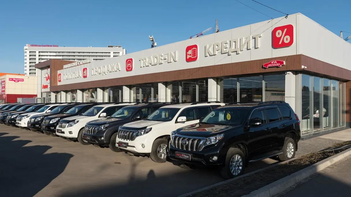 Российский рынок автомобилей с пробегом в марте упал на 10,7% в годовом выражении. Дилеры жалуются на высокую ключевую ставку, что сделало недоступными автокредиты, а также на «обнищание рынка» в плане предложения — автомобилей корейских, европейских и японских производителей в хорошем состоянии не осталось. Прогнозы экспертов неутешительны: вторичный рынок по итогам года может сократиться на 12%, до 5,3 млн штук. Почему вторичный авторынок в России может сократиться — рассказываем на сайте : Фото Александра Манзюка / ТАСС