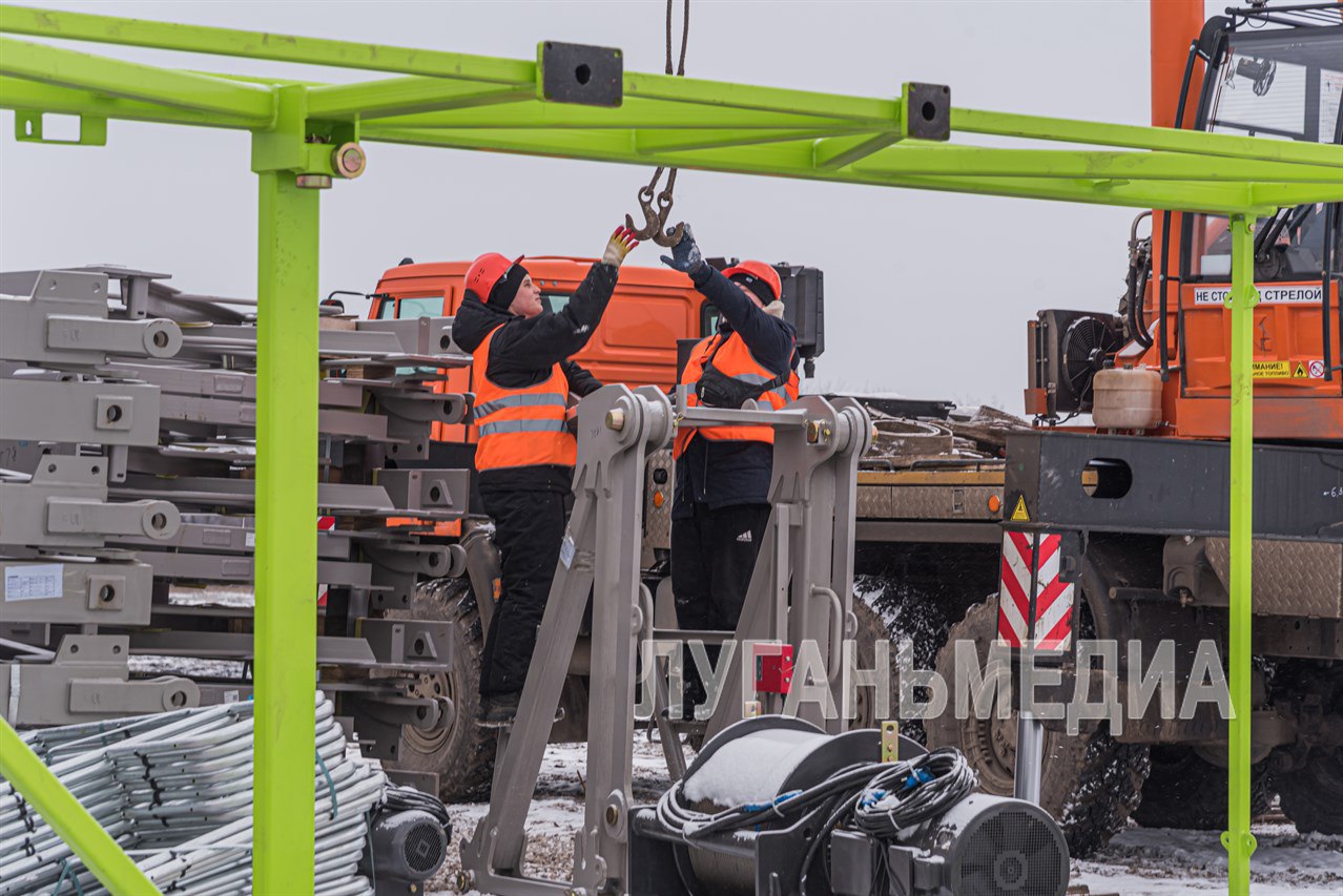 На одной из стройплощадок Луганска строители устанавливают башенный кран    В Луганске, на строительной площадке в районе улицы Линева, где появится новый жилой массив, специалисты устанавливают башенный кран, с помощью которого будет возводиться один из жилых комплексов.   ‍ Это третий такой строительный кран, появившийся в городе за последнее время. Его максимальная высота – 60 метров, грузоподъемность – 10 тонн. По словам руководителя фирмы-застройщика Вячеслава Семенкова, он значительно облегчит и ускорит работу строителей.    Он рассказал, что сейчас строители ведут расчистку участка и подготавливают временные подъездные пути для спецтехники, которой на площадке на данный момент работает более 20 единиц. Предполагается, что в разгар строительства жилого комплекса в работах будет задействовано до 1000 человек. Жилой комплекс будет состоять из девяти- и шестнадцатиэтажных домов.            Вконтакте       Одноклаcсники