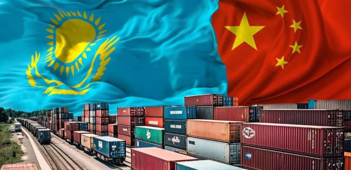 Казахстан сократил время таможенного оформления грузов с 3 часов до 30 минут Комитет государственных доходов Министерства финансов Казахстана сообщил о значительном сокращении времени таможенного оформления грузов в рамках пилотного проекта по автоматизации железнодорожного транзита по маршрутам Китай Центральная Азия и Китай Европа сообщает ИА Казинформ Благодаря внедрению системы автоматической подачи и выпуска транзитных деклараций время обработки одного контейнерного поезда удалось уменьшить с трех часов до 30 минут что способствовало оформлению 2 5 миллиона тонн грузов за первые десять месяцев 2025 года Казахстанские и китайские железные дороги договорились о размещении в декабре 2025 года сменных работников приграничных станций Достык Алашанькоу и Алтынколь Хоргос на территории друг друга Это позволит снять существующие ограничения ускорить процесс прохождения административных процедур и обработку документов на перевозку грузов tradewithoutborders