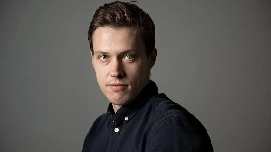 Издатель и экс главред Важных историй Роман Анин лишен гражданства России Его признали виновным в распространении фейков о действиях ВС РФ на Украине Речь идёт о приобретённом гражданстве которое родившийся в Молдове журналист получил в 2006 году До 2024 года он был зарегистрирован на территории Дзержинского района Ярославля Журналист покинул Россию в 2021 году В марте суд заочно приговорил Анина и экс журналистку Важных историй Екатерину Фомину к 8 5 года колонии по делу о фейках о ВС РФ Поводом для дела стали три ролика об убийстве мирных жителей Бучи признаны иноагентами   Telegram MAX Читать эксклюзив