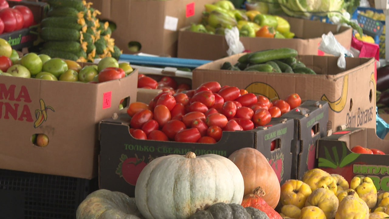 Овощи подорожали на полках магазинов Волгоградской области По данным Волгоградстата на неделе с 20 по 26 января выросла цена на   помидоры на 9 1 до 224 92 руб за кг   огурцы на 6 9 до 274 61 руб за кг   капусту на 2 7 до 37 09 руб за кг   картофель на 1 до 46 25 руб за кг   морковь на 0 4 до 37 92 руб за кг   Исключением стала только свекла которая подешевела на 0 4 до 36 45 руб за кг Насколько изменились цены на другие товары читайте на нашем сайте Подписаться Перейти на сайт MAX