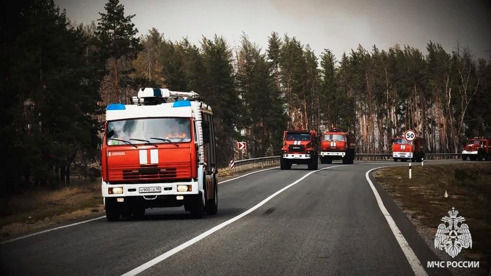 В Ровеньках горел хлебокомбинат    В Ровеньках по улице Энгельса произошёл пожар. В службу МЧС сообщили, что горит заброшенное трехэтажное здание архива Ровеньковского комбината хлебопродуктов.  В результате осмотра было установлено, что в здании никто не пострадал. Пожар был успешно потушен. В результате происшествия сгорела крыша на площади 100 квадратных метров и часть здания – 40 квадратных метров.  - На месте работали 16 специалистов МЧС и 4 единицы спецтехники. Благодаря оперативным действиям спасателей удалось предотвратить дальнейшее распространение огня. Установлено, что произошло воздействие открытого источника огня на горючие материалы. Расследование продолжается, - сообщили в МЧС России.
