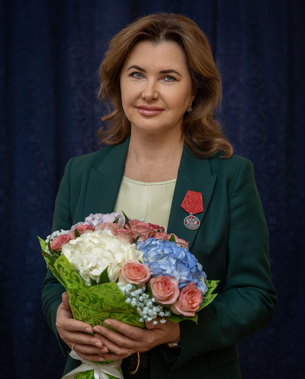 Коллектив министерства культуры Ростовской области поздравляет министра культуры Анну Анатольевну Дмитриеву с государственной наградой медалью ордена За заслуги перед Отечеством II степени Это высокое признание является результатом многолетнего труда и большого вклада в развитие культуры и искусства Ростовской области Личные качества Анны Анатольевны преданность делу неравнодушие вдохновляет большую команду отрасли культуры на новые свершения проекты и яркие события От всей души желаем Анне Анатольевне неиссякаемой жизненной энергии крепкого здоровья дальнейших успехов в достижении целей реализации творческих замыслов на благо Ростовской области Фото Роман Янмаев