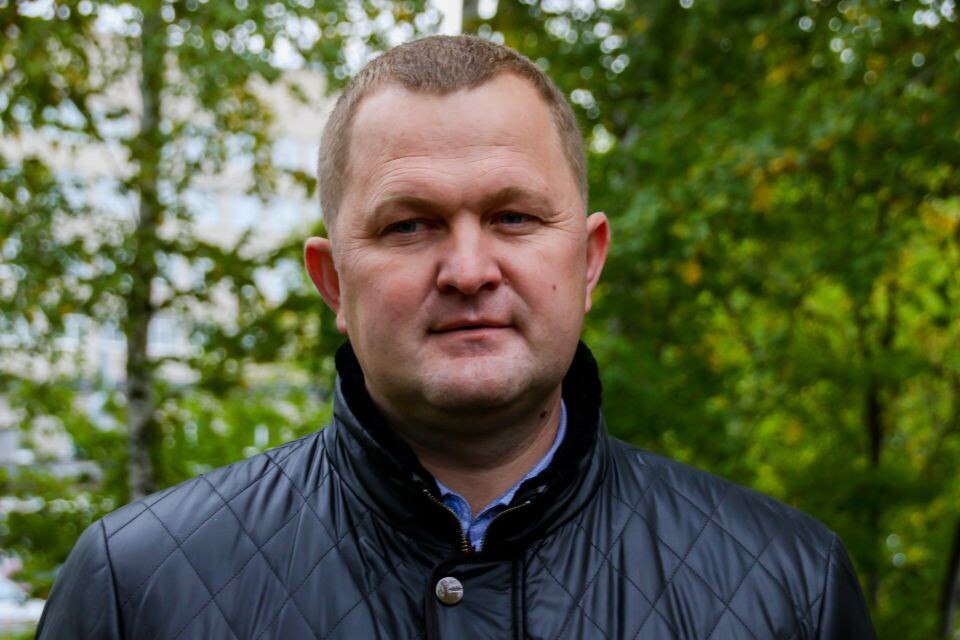На место уволенной главы Первомайского района пришел чиновник из мэрии Барнаула Максим Сабына вступил в должность врио главы Первомайского района с 8 сентября Срок его полномочий продлится до дня избрания главы муниципалитета Распоряжение о назначении Сабыны на пост главы района подписано губернатором Виктором Томенко 5 сентября До назначения Максим Сабына в течение нескольких лет возглавлял администрацию Центрального района Барнаула До этого он был главой Ленинского района краевой столицы В администрации краевого центра он работает с 2004 года Максим Сабына занял место теперь уже бывшей главы Первомайского района Юлии Фроловой которая на данный момент находится под следствием