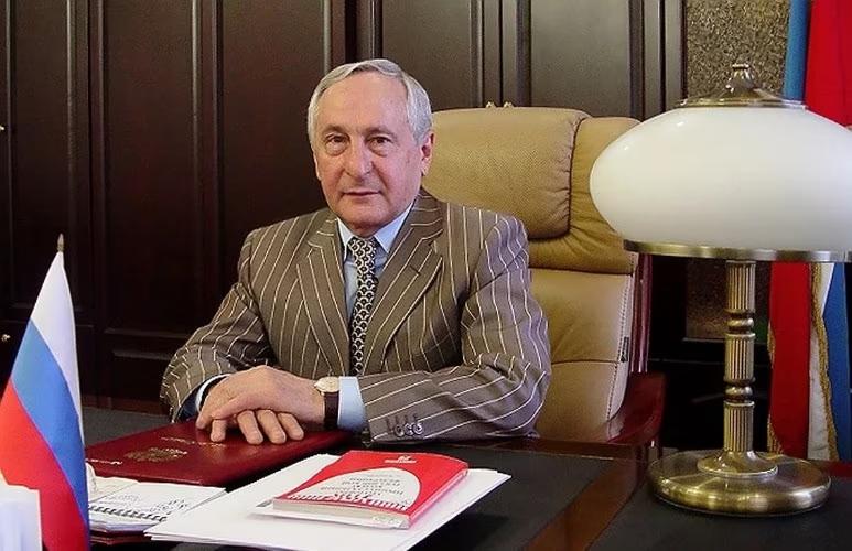 В Краснодаре задержали новых фигурантов по делу экс-судьи Трахова Бывший зять экс-председателя Верховного суда Адыгеи Аслана Трахова Каплан Коблев и двое предпринимателей задержаны по подозрению в особо крупном мошенничестве. Им инкриминируют участие в схемах с недвижимостью на 2,5 млрд рублей. Суд оставил под стражей Коблева и предпринимателя Алексея Еремышко до 1 октября. 13 августа рассмотрят апелляцию второго бизнесмена Александра Агеева. Все трое фигурируют в иске Генпрокуратуры о конфискации имущества семьи Траховых. Фото: Верховный Суд Республики Адыгея Отправить новость Подписаться