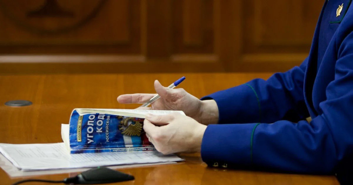 Виновата метель В Приамурье осужден хабаровчанин который спровоцировал ДТП на федеральной трассе Серышевский районный суд вынес приговор по уголовному делу в отношении жителя г Хабаровска Он признан виновным в совершении преступления предусмотренного ч 1 ст 264 УК РФ нарушение лицом управляющим автомобилем правил дорожного движения или эксплуатации транспортных средств повлекшее по неосторожности причинение тяжкого вреда здоровью человека Установлено что в марте 2025 года подсудимый находясь за рулем принадлежащего ему на праве собственности грузового автомобиля Freightliner Century двигался по автодороге Амур не учел особенностей дорожных условий заключающихся в наличии ледяного покрова на покрытии проезжей части плохой видимости из за метели и не выбрал безопасную скорость В результате чего он не справился с управлением допустив выезд своего транспортного средства на полосу встречного движения где столкнулся с автомобилем Toyota Allion Находившийся в салоне автомобиля Toyota Allion пассажир получил телесные повреждения причинившие тяжкий вред здоровью В ходе судебного заседания подсудимый вину не признал посчитав случившееся последствием неблагоприятных погодных условий С учетом позиции государственного обвинителя суд признал его виновным и назначил наказание в виде ограничения свободы с лишением права заниматься деятельностью связанной с управлением транспортными средствами Кроме того с осужденного в пользу потерпевшего взыскана компенсация морального вреда в размере 800 тыс рублей Государственное обвинение по уголовному делу поддержала прокуратура Серышевского района Приговор в законную силу не вступил ПРОКУРАТУРА АМУРСКОЙ ОБЛАСТИ