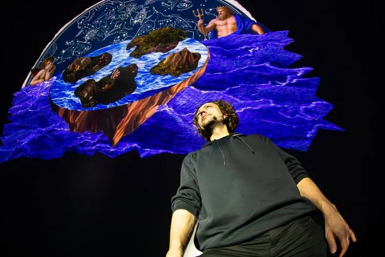 Эскизы в пространстве освоят купол Московского планетария Сегодня 5 ноября в Большом Звёздном зале Московского планетария пройдёт премьера спектакля Дмитрия Максименкова и Дмитрия Мышкина Коперник Оригинальную пьесу для первой в России мультимедийной полнокупольной постановки написала Анастасия Букреева Режиссёры Дмитрий Максименков и Дмитрий Мышкин создатели независимого театра Эскизы в пространстве рассказывают С одной стороны мы идём за новым уникальным опытом и используем новейшие технологии а с другой поднимаем общечеловеческие вопросы как оставаться верными своим идеям и честными несмотря ни на что Мы показываем что за любым научным открытием стоит человек со своим сложным выбором Иной раз революционное изобретение кажется всему миру безумием и надо иметь смелость и огромную любовь к своему делу чтобы идти вперёд Только Коперники меняют мир и мы хотим своим спектаклем вдохновить зрителей на свершения Подробности по ссылке Мы ВКонтакте