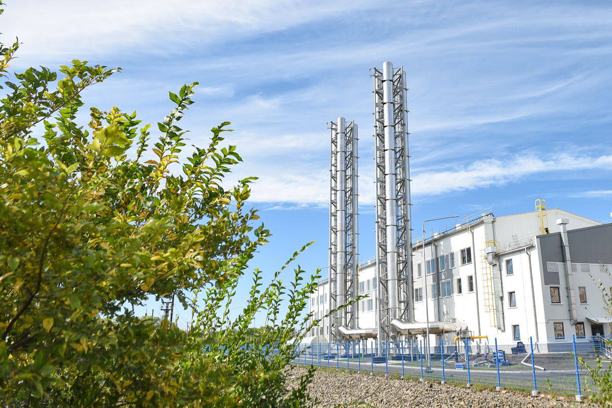 Газовые трубы в Благовещенске протянут до Первомайского парка и села Плодопитомник Как отметили в администрации Благовещенска, газификация повысит устойчивость энергоснабжения для всех потребителей, улучшит экологическую обстановку и снизит затраты на топливо. Внутригородские газовые сети пройдут от 800-го квартала через район Пятой Стройки до улицы Театральной. Далее будет сделан переход на Чайковского и разветвление в сторону «Амурского бройлера» в Астрахановке, Судостроительного завода и далее до Первомайского парка. Еще один участок сетей пройдет по улице Нагорной через Игнатьевское шоссе до улицы Харченко в селе Плодопитомник и по этой улице. В администрации города заверили, что все зеленые насаждения обязательно восстановят, а краснокнижные виды заменят в удвоенном количестве под научным контролем биологов.