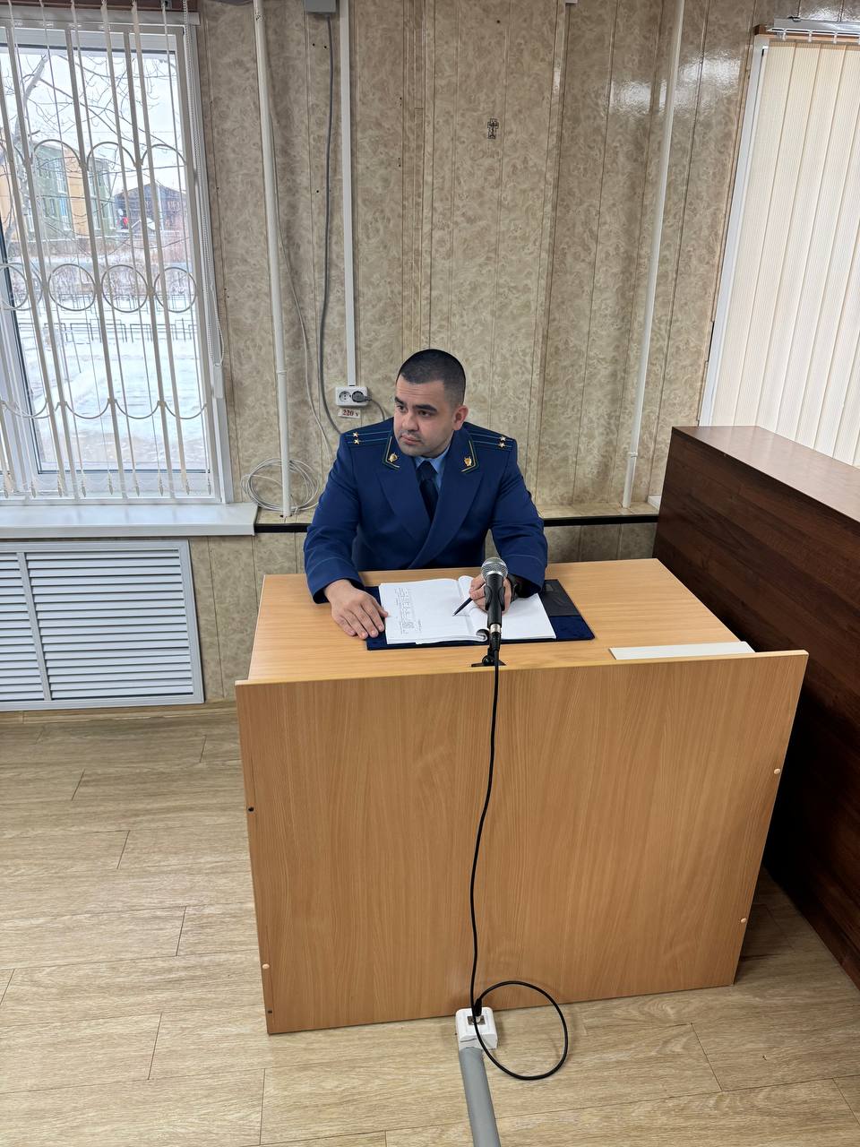 Прокуратурой Красноселькупского района в судебном порядке защищены права матери погибшего участника СВО Установлено что региональным департаментом социальной защиты населения женщине отказано в предоставлении единовременной выплаты по случаю смерти сына поскольку заявительницей ранее проживавшей на Украине не представлены необходимые документы Подробности на сайте ведомства