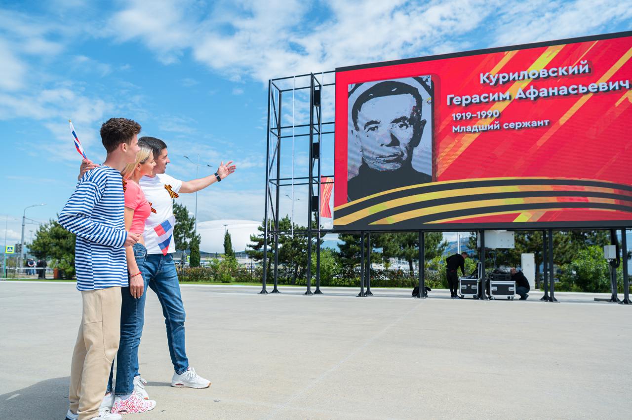 Сириус открыл программу магистратуры по исторической памяти Научно-технологический университет «Сириус» объявил о старте приёма заявок на магистерскую программу «Государственные стратегии сохранения исторической памяти». Магистратура разработана по поручению Президента России. Она реализуется совместно с Национальным центром исторической памяти при Президенте Российской Федерации. Программа положит начало формированию национальной научно-педагогической школы исторической памяти. Студенты научатся понимать, как формируется коллективная память, как с ней работают государственные и гражданские институты и как выстраивать профессиональные решения в этой сфере — от образовательных программ до музейных экспозиций, цифровых архивов и просветительских акций. Выпускники смогут построить карьеру в органах государственной и муниципальной власти, музеях, мемориальных центрах, архивах и библиотеках, образовательных учреждениях, некоммерческих организациях и исследовательских центрах, медийных и цифровых проектах и др. Обучение будет проходить в очно-заочном формате, продлится 2,5 года и будет бесплатным. Подать документы можно до 25 июля на сайте университета. !