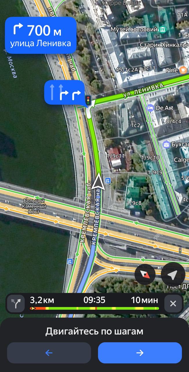 Яндекс разложил навигатор По шагам чтобы автомобилисты не телепортировались без GPS Хорошая новость для автомобилистов Яндекс обновил Карты чтобы легче было ориентироваться в слепых зонах и исключить телепортации во время сбоев GPS Как работает новая функция По шагам активируется кнопкой внизу экрана после выбора маршрута движения маршрут делится на этапы маневры с указанием направления движения расстояния и ближайшего ориентира каждый этап можно пролистать используя кнопку вид карты зафиксирован и не зависит от геолокации если сигнал GPS вернулся приложение предложит перейти в обычный режим Мы стремимся сделать поездки предсказуемыми даже в условиях нестабильного сигнала GPS Новый режим предотвращает телепортации и показывает основные ориентиры чтобы пользователи могли комфортно продолжить движение во время сбоев геопозиции Подписаться