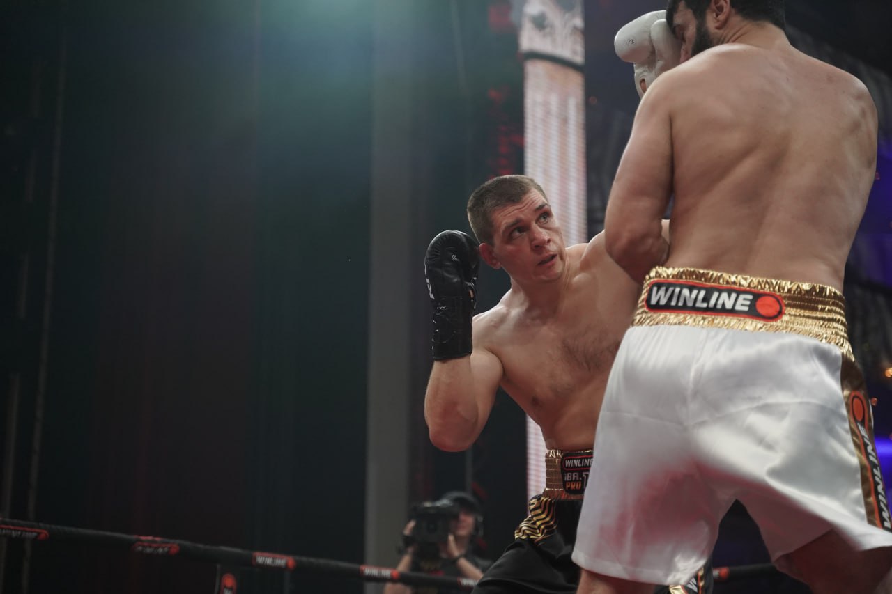 Бронзу на Кубке мира нефтных стран получила Якутия Якутские боксеры Иннокентий Слепцов и Данил Прокудин вернулись с бронзовыми медалями с престижного международного турнира Кубок мира нефтяных стран В упорных боях они доказали Саха сила в ринге Слепцов до 51 кг дошел до полуфинала где встретился с мощным Амиршохом Джалоловым Бронза достойный результат для сборной Якутии Не менее драматично выступил Данил Прокудин 75 кг раздельным решением судей уступил узбекскому мастеру Жасурбеку Олимжонову но бронзу все равно взял Интрига впереди 6 декабря в финале с 21 00 по якутскому времени Павел Васильев 48 кг сразится с Виктором Ермолиным из Иркутской области Якутия держит кулаки золото еще возможно Сборная Саха сияет на мировой арене бронза мотивирует а финал добавит огня