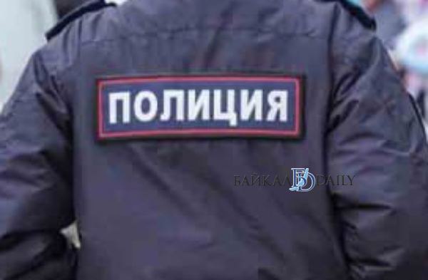 В Баунтовском районе пенсионер на костылях, выписанный из больницы, полсуток сидел на обочине дороги. Он пытался дождаться попутку, чтобы уехать домой в Уакит. Пожилого мужчину заметили очевидцы и предложили довезти его до Багдарина. Но он отказался, надеясь, что всё-таки дождётся какую-нибудь попутку. Но часы шли, а машин всё не было… К счастью, очевидец позвонил в полицию и рассказал о дедушке. Когда участковый и росгвардейцы вместе с медиками скорой прибыли на место, пенсионер уже не сидел, а лежал на куске баннера под кустом на обочине дороги. Правоохранители увезли дедушку к его родным