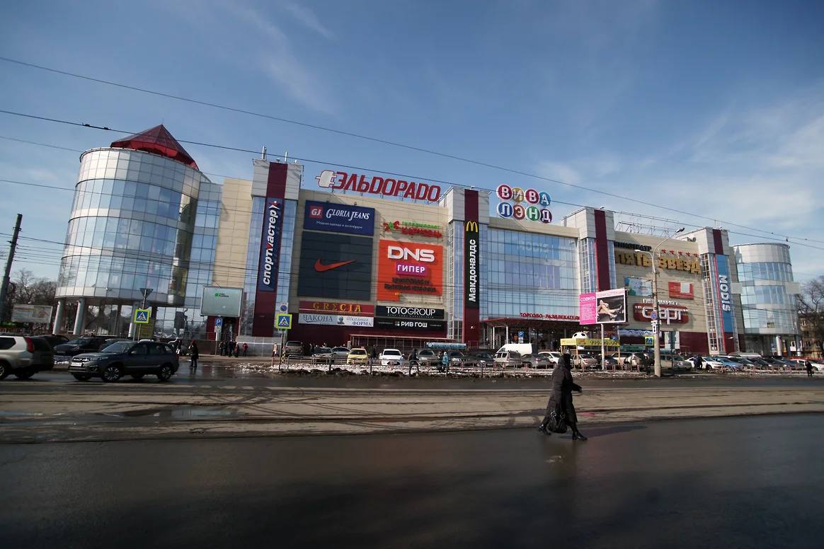 Вчера вечером в ТРК Вива Лэнд на проспекте Кирова сработала пожарная сигнализация и 310 посетителей эвакуировались из здания Пожарные выяснили что сигнализация сработала самопроизвольно в цокольном этаже торгового центра Никто из посетителей и персонала не пострадал Из здания эвакуировались 310 человек среди которых к счастью не было детей Сейчас торговый комплекс уже работает в обычном режиме КоммерсантЪ Подписаться Написать нам